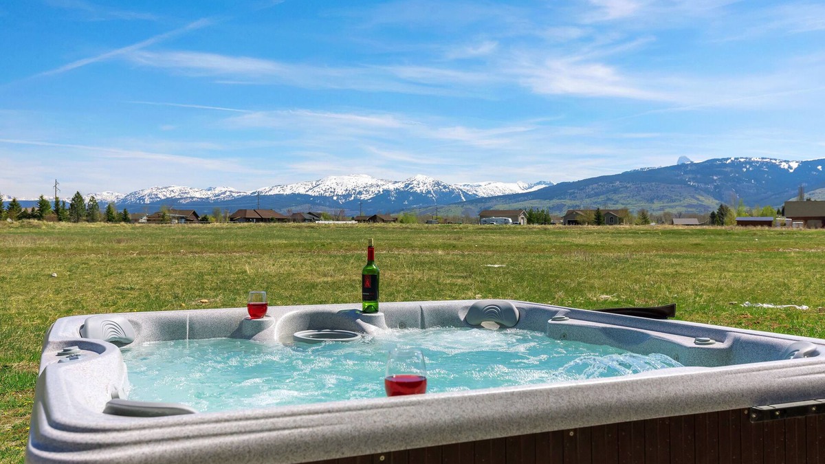 Driggs House | KABINO: Hot Tub Pool Table Fire Pit Exercise Room Mtn Views 2 Levels 2 Living Rooms WiFi Grill