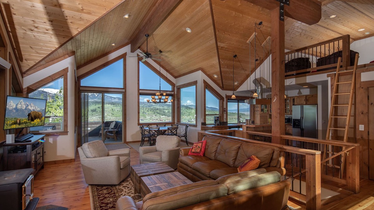 Alpine House | KABINO: Huge Views Hot tub Garage PS3 WiFi Loft