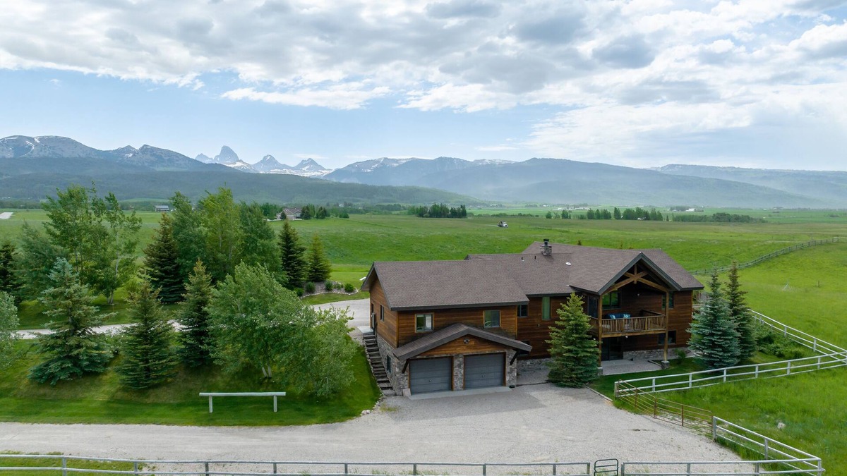 Clawson House | KABINO: Partial A/C Hot Tub FirePit Foosball Telescope Games WiFi Grill Mtn Views