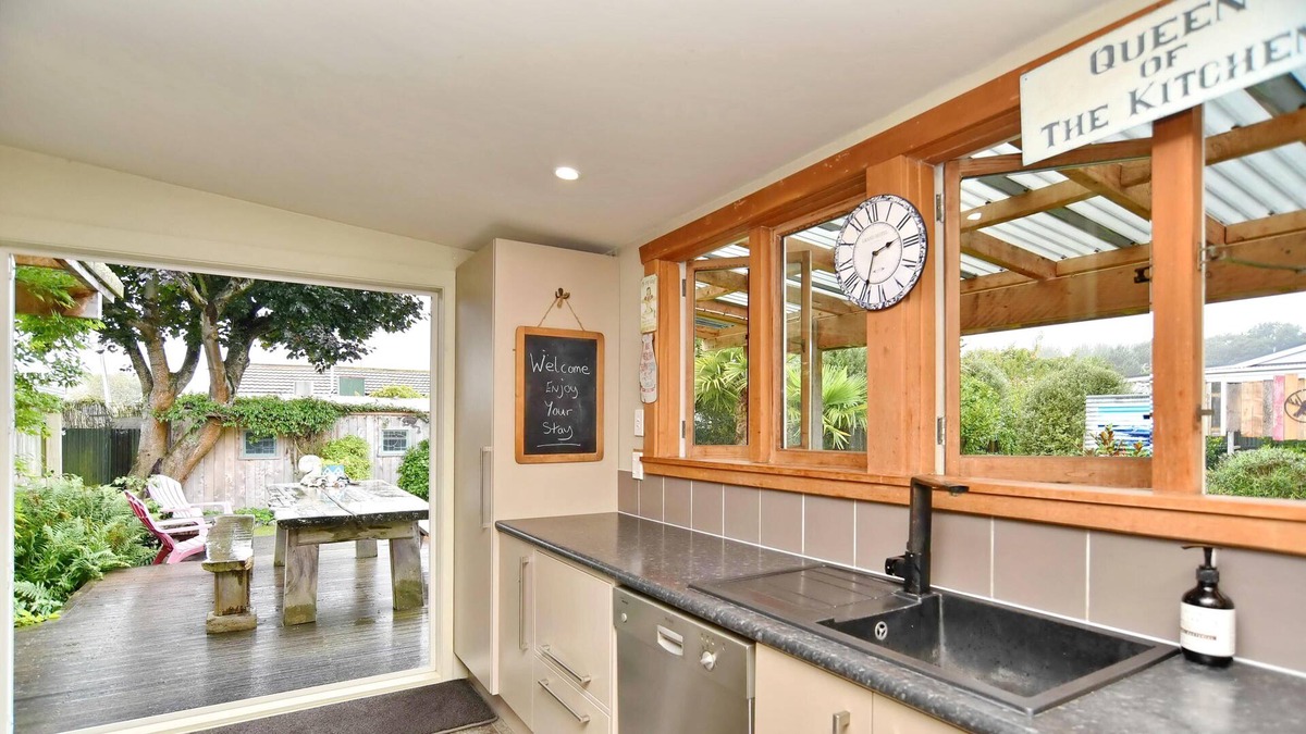 Christchurch House | Kainga Cottage - Chill out and relax - perfect for families