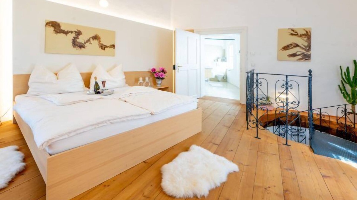 Poggstall Apartment | Kaisersuite (54sqm) over 2 floors with seating area and WiFi