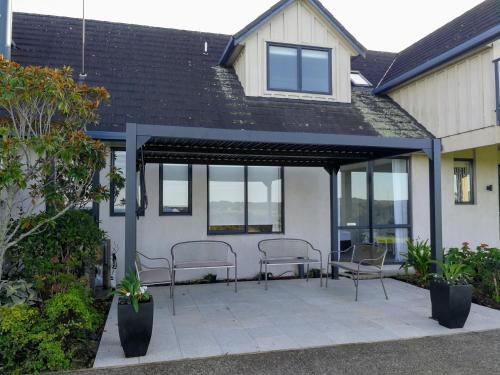 Tawharanui Apartment | Kakariki Rooms, Kotare House