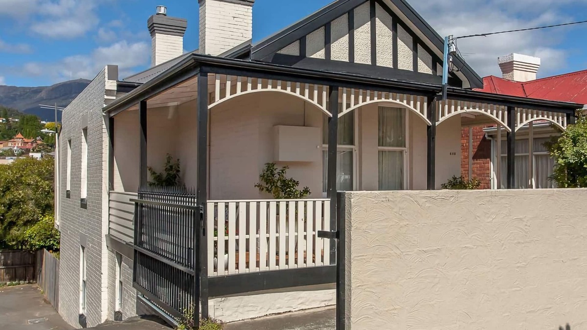 New Town House | Kallara House walk to restaurant strip
