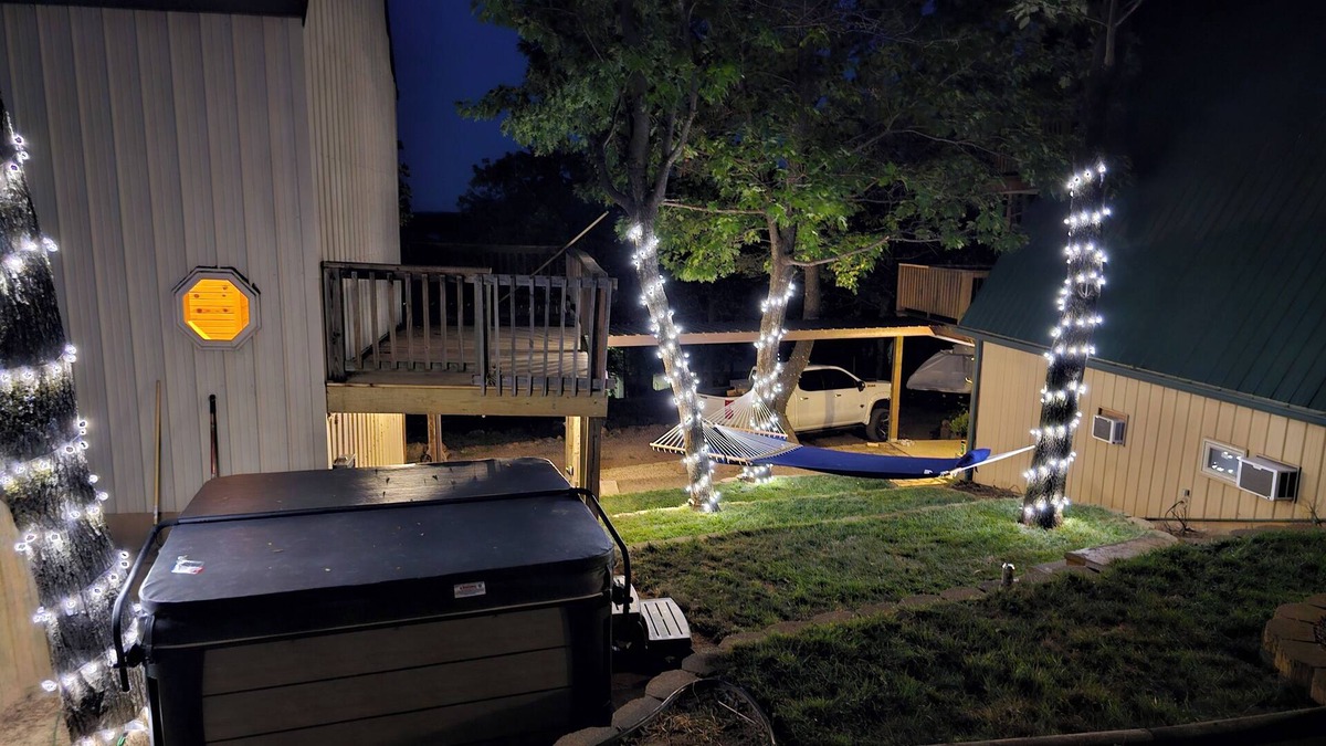 Hoyt Cabin | Kalos Lakeside lodges on Lake Eufaula with private boat ramp and dock slips.