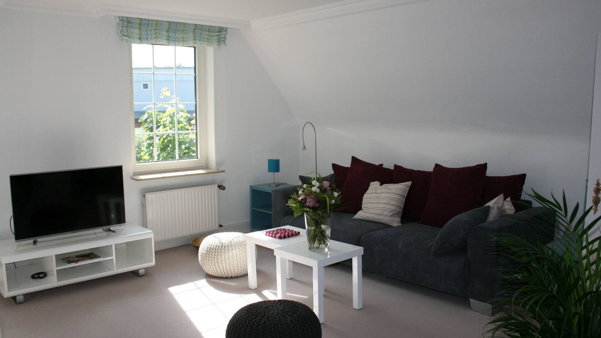 Eyendorf Apartment | Kalvill 3 Z. DG Luxury Apt for 1-3 pers, 68 sqm, 2 bedrooms, fitted kitchen, bathroom, internet, garden