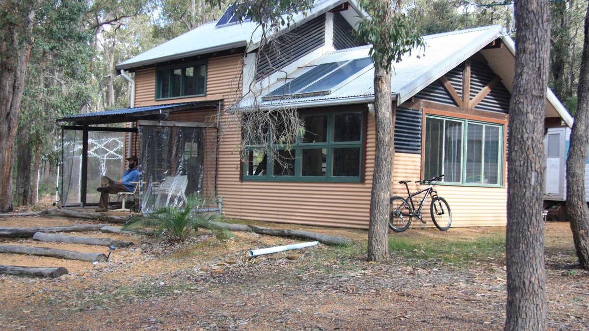 Lowden Cabin | Kambarang Eco-cabin hidden in the forest with off-grid power and rainwater