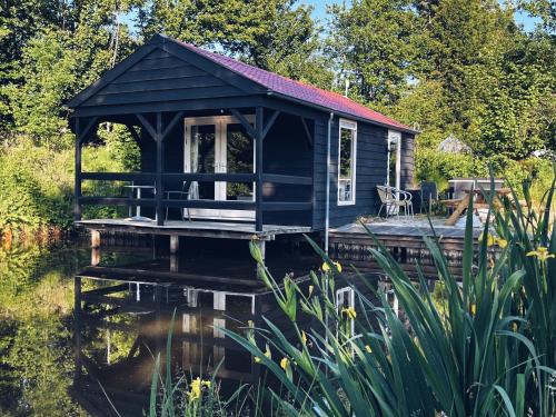 Jubbega House | Kampeerhuisje met veranda over de vijver