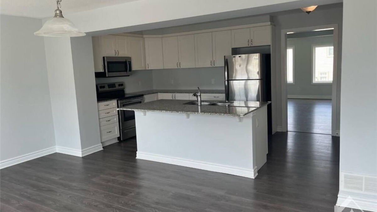 Ottawa Division House | Kanata 3bed/2.5Bath/Sleeps 10/2000sqft Luxury End Unit Townhouse/UpgradedKitchen