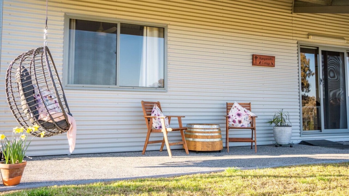 Bumbaldry House | Kangarooby Cottage - Your Sustainable Off-grid Haven!