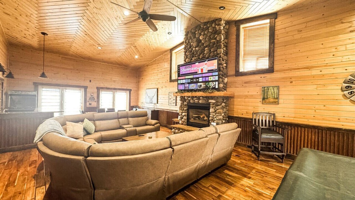 Island Park Cabin | Kantada Island Park Village Sleeps 20 WiFi HOT TUB near Yellowstone