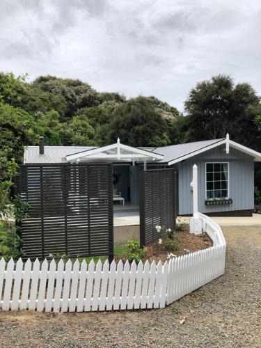 Akaroa House | Kānuka Cottage - Tranquil and relaxing