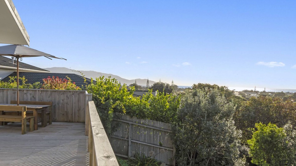 Waikanae House | Kapiti Views - Waikanae Beach Holiday Home