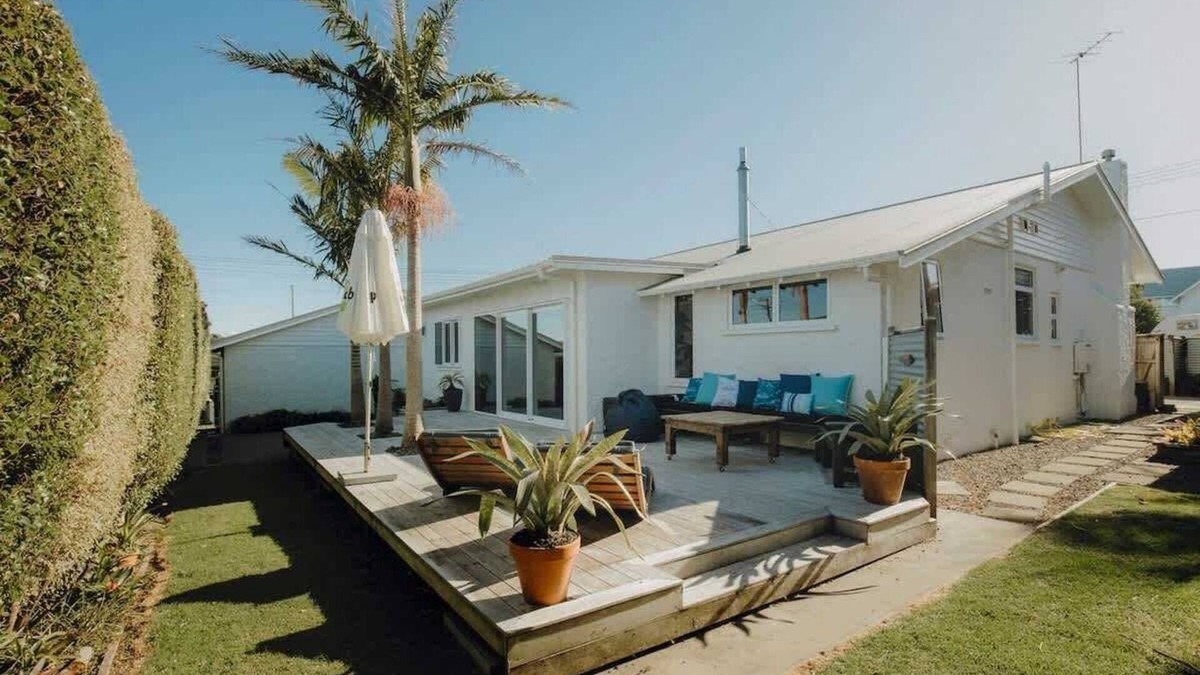 Rewa House | Karamu Korner - 4 BR bungalow near Fitzroy Beach