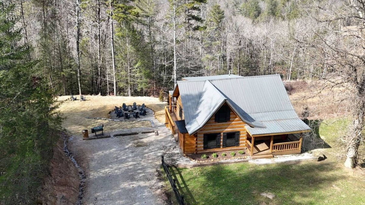 Rogers Apartment | Karaoke, Hot Tub, 1G WiFi - The Rock House - LUX