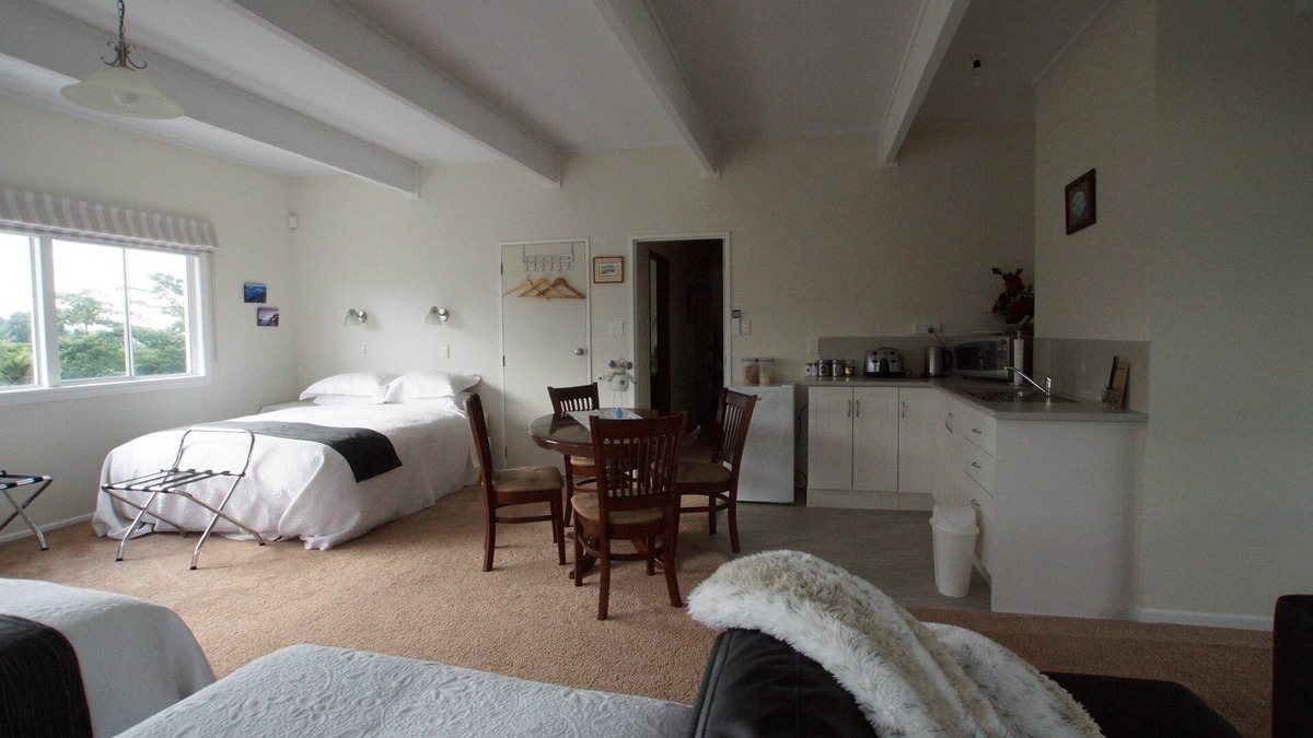 Maungatautari Cottage | Karapiro Family Cottage, 1 of 3 in a country garden bordering a native reserve