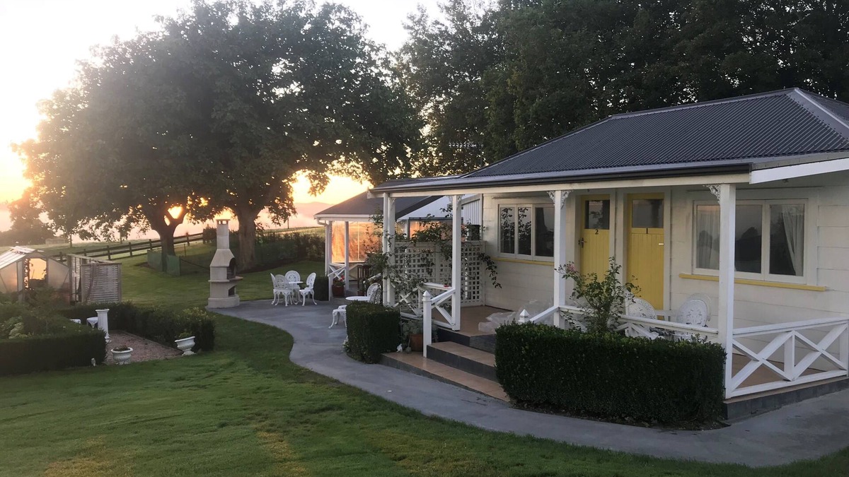 Maungatautari Cottage | Karapiro Tui Cottage, 1 of 3 in a country garden bordering a native reserve