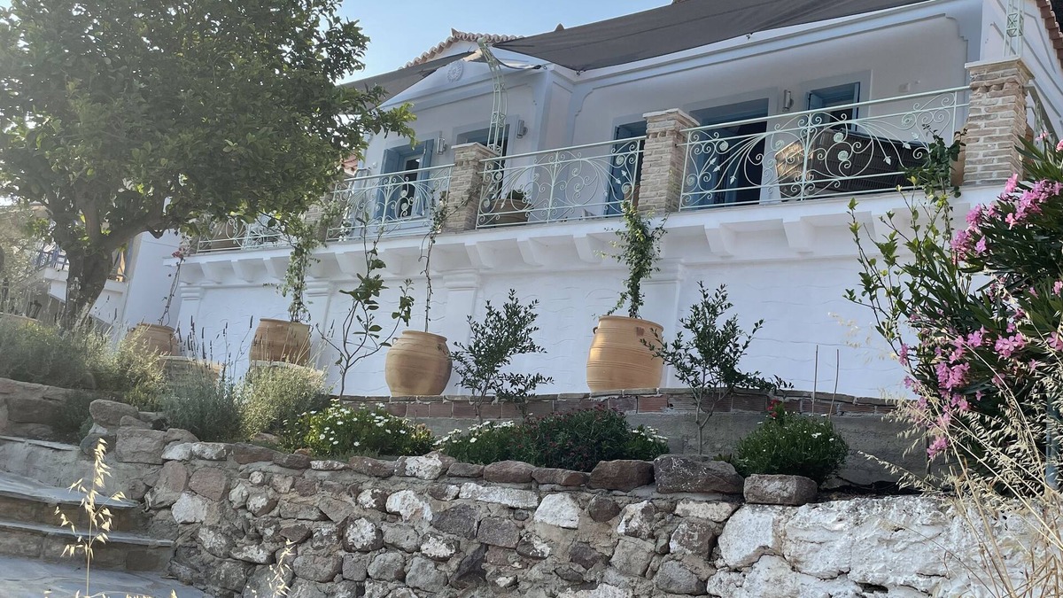 Poros House | Karen’s Mikro Spiti, Poros. Presented by LazyDaze