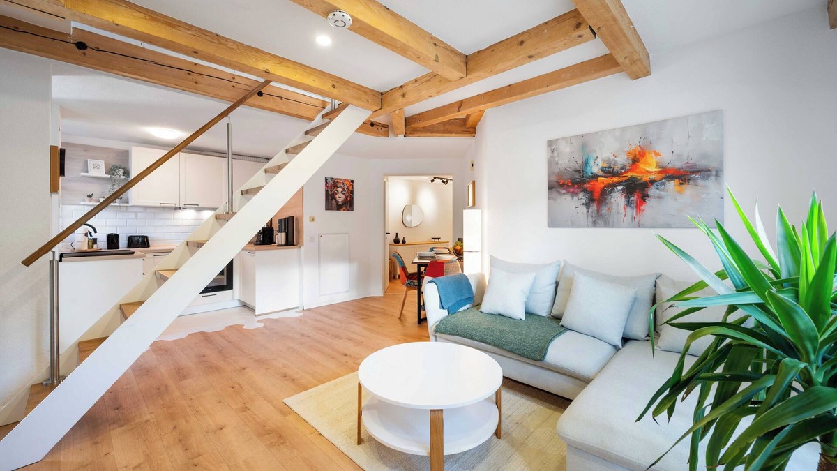 Aidlingen Apartment | Karibu Nyumbani - Exceptional maisonette apartment with balcony and workspace