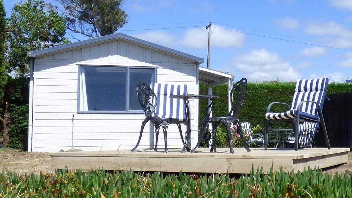 Karitane Apartment | Karitane absolute-seaside self-contained family holiday studio, 2 adults, 2 kids