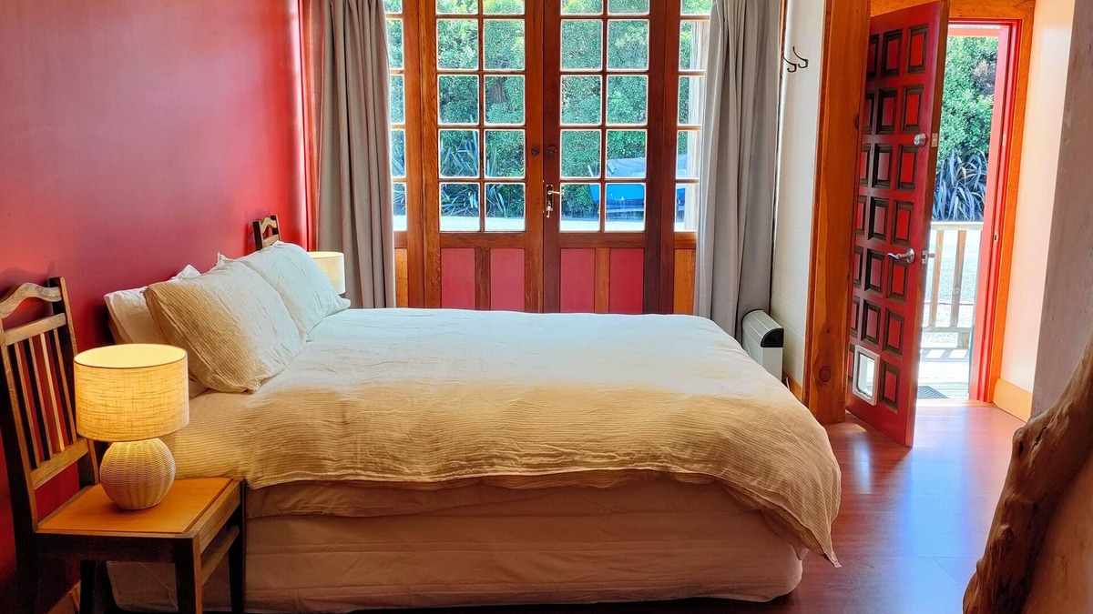 Karitane Apartment | Karitane Guesthouse in seaside village, close to beautiful river and beach.n