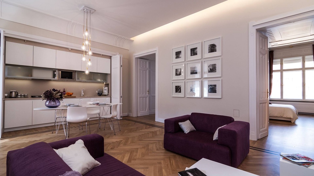 Inner City Budapest Apartment | Karoly Premium Deco Suite, WiFi, AC, 2 BR, 2 BA in the Downtown