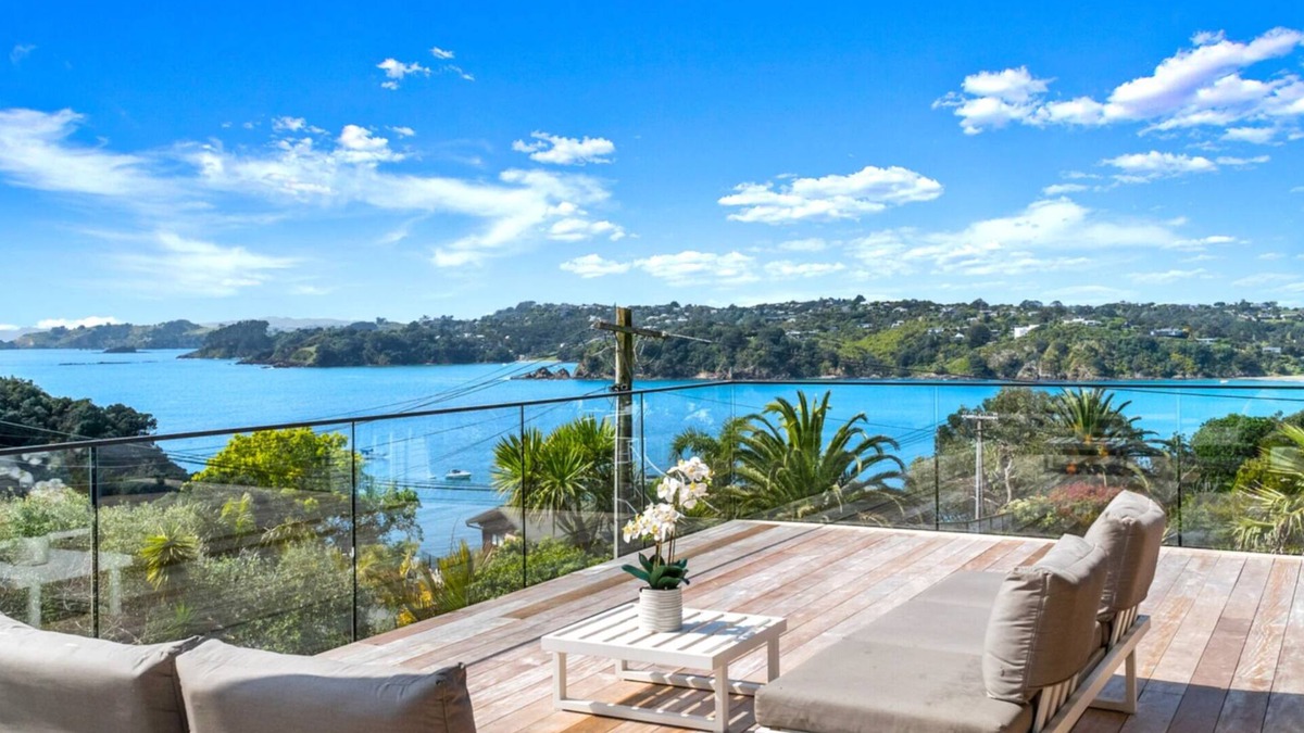Oneroa House | KARU HOUSE | Coast & Country | WINTER DEAL - Stay for 3, Pay for 2