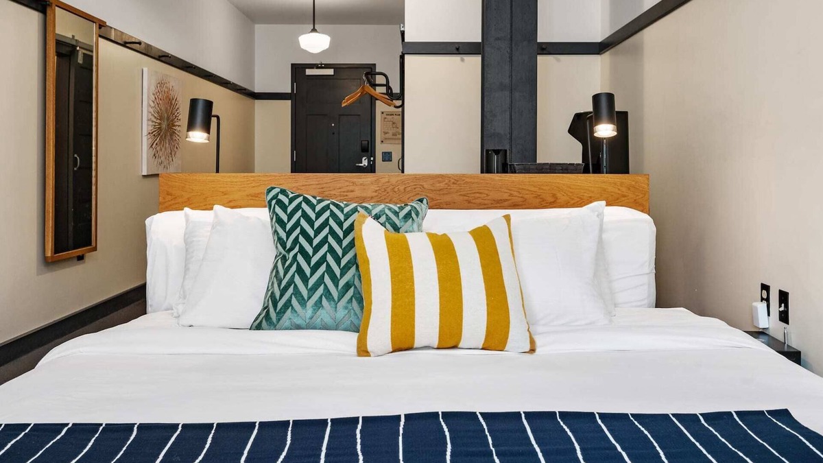 East Liberty Apartment | Kasa | Classic Studio, Quick Drive to Carnegie Mellon | The Maverick
