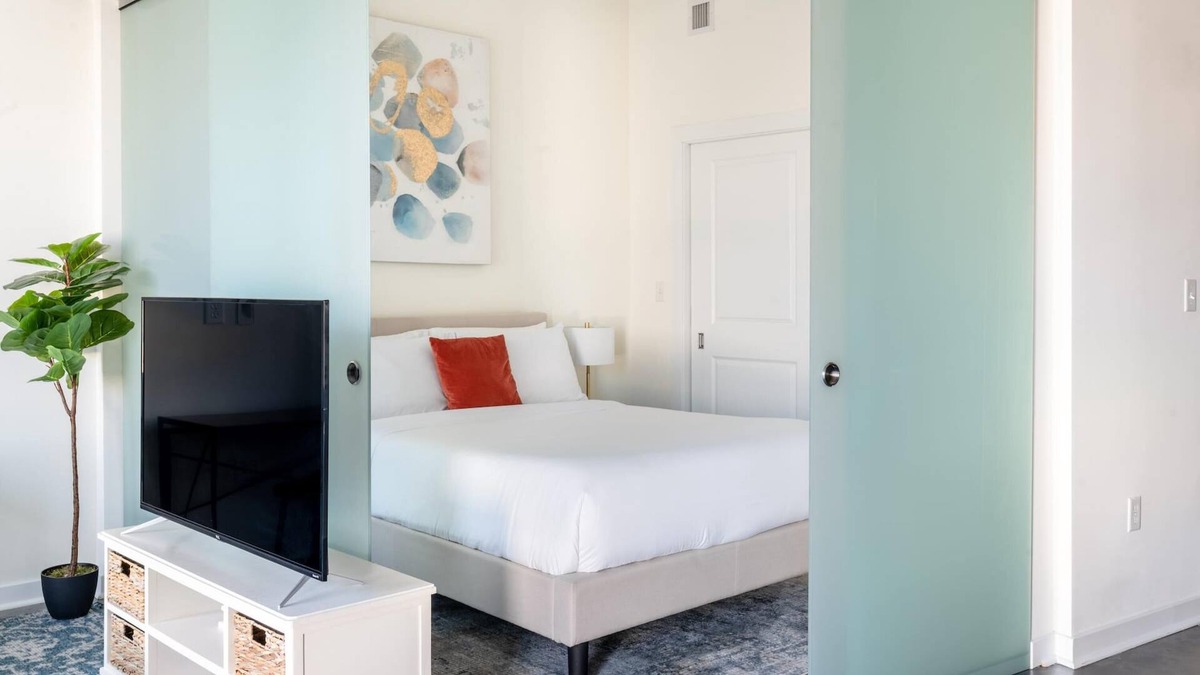 Del Ray Apartment | Kasa | Inviting Studio + Amenity Access | Alexandria