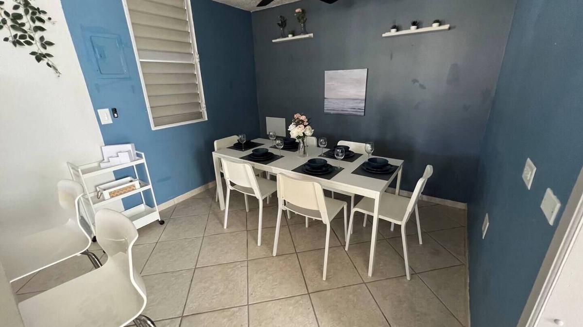 Martin Gonzalez House | Kasa Metropolios 4-bedroom house w AC, WiFi, 2 car garage 7 minutes from airport