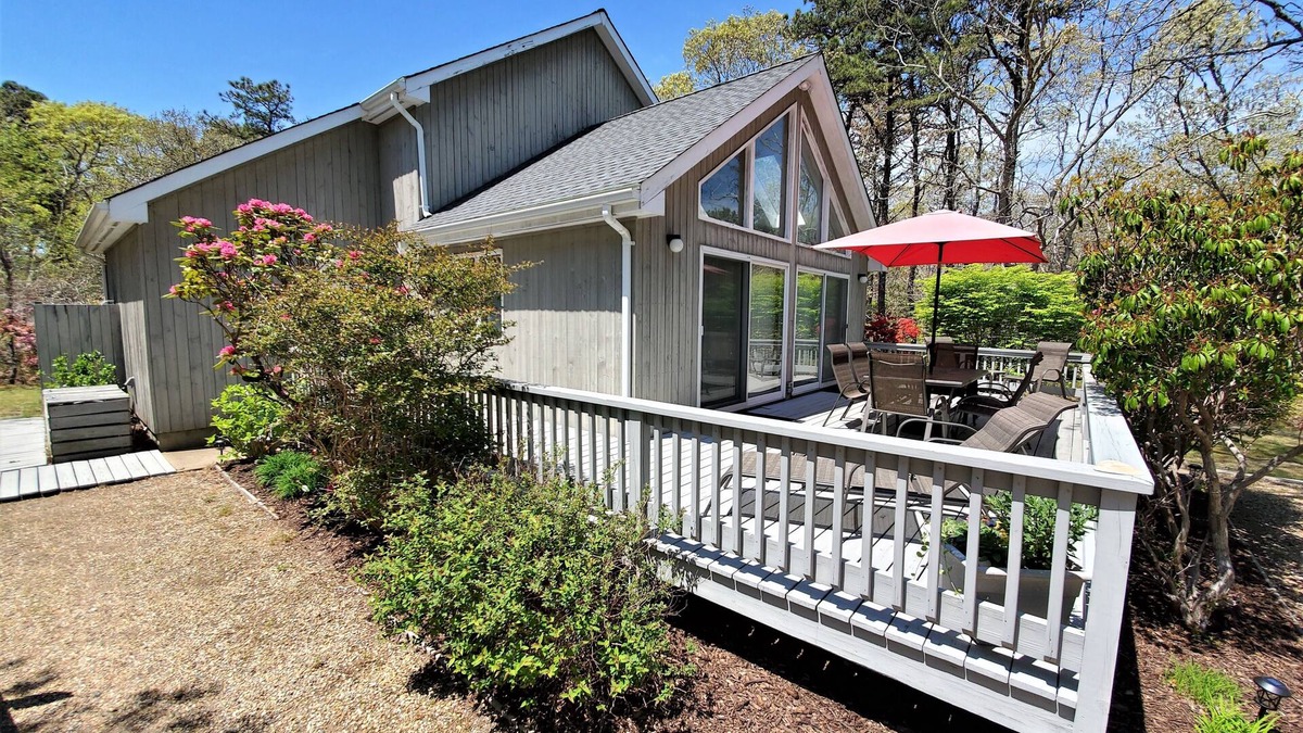 Katama House | Katama Retreat! 5min drive to Beach & Harbor. *Aug.9th Ferry Resv available*
