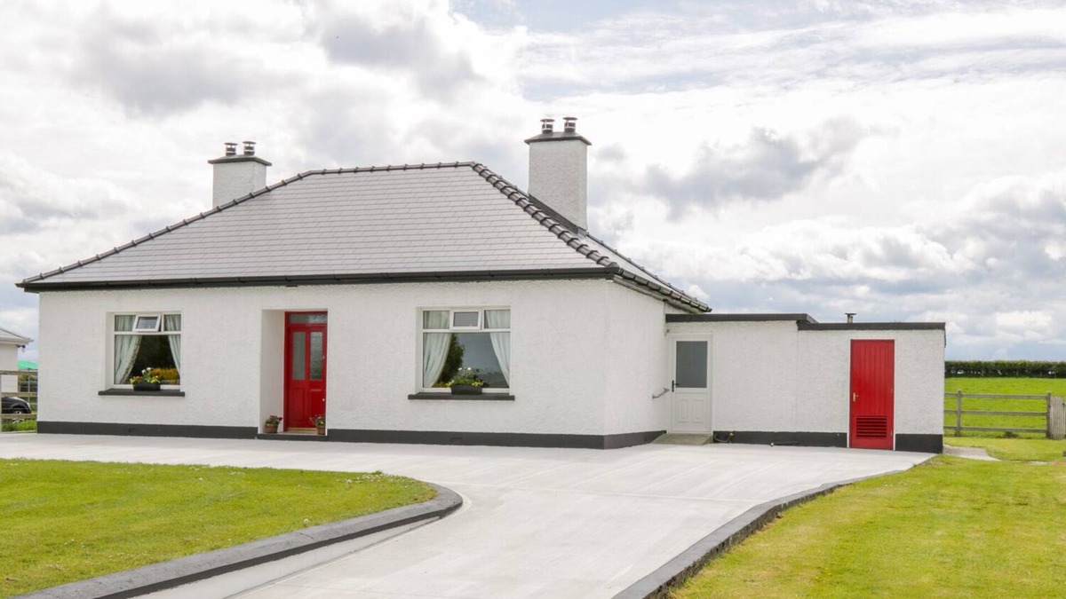 Ballina Cottage | KATE'S COTTAGE, pet friendly, with open fire in Ballina, County Mayo