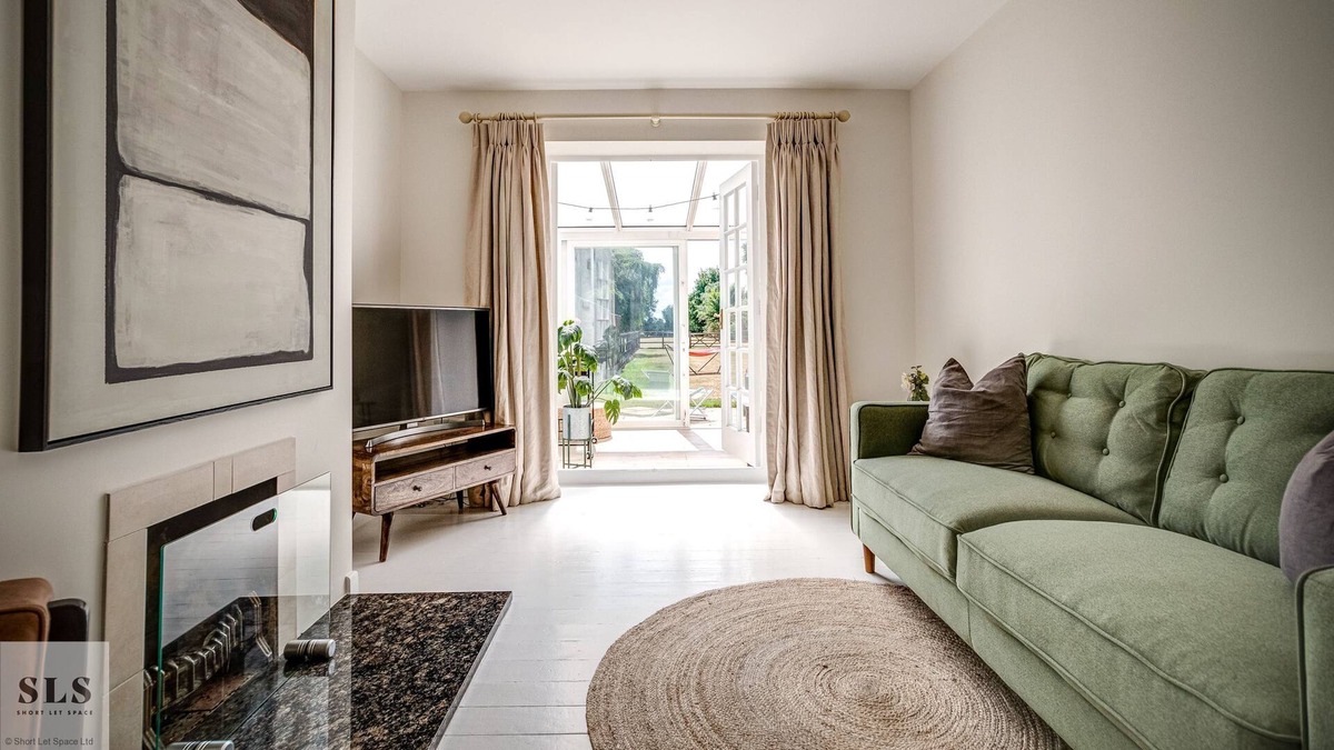 Burcot Apartment | Kates Cottage is a two bed cottage with River Thames frontage and mooring