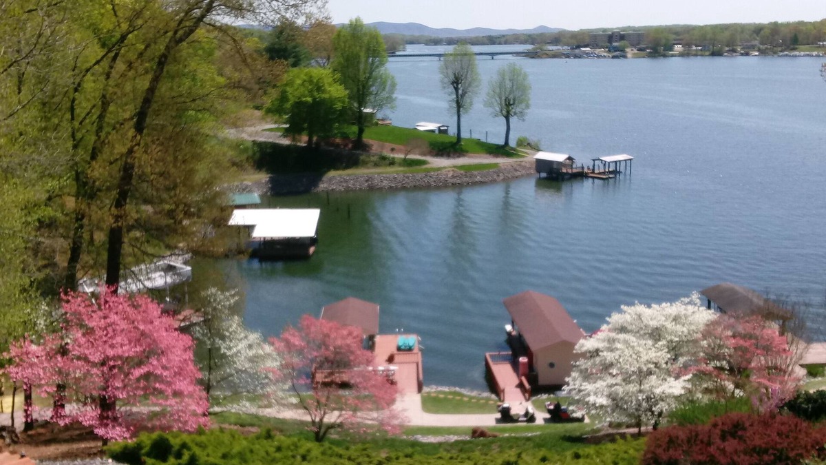 Moneta House | Kathy's Place - Magnificent View - Many Amenities Included - sleeps 4