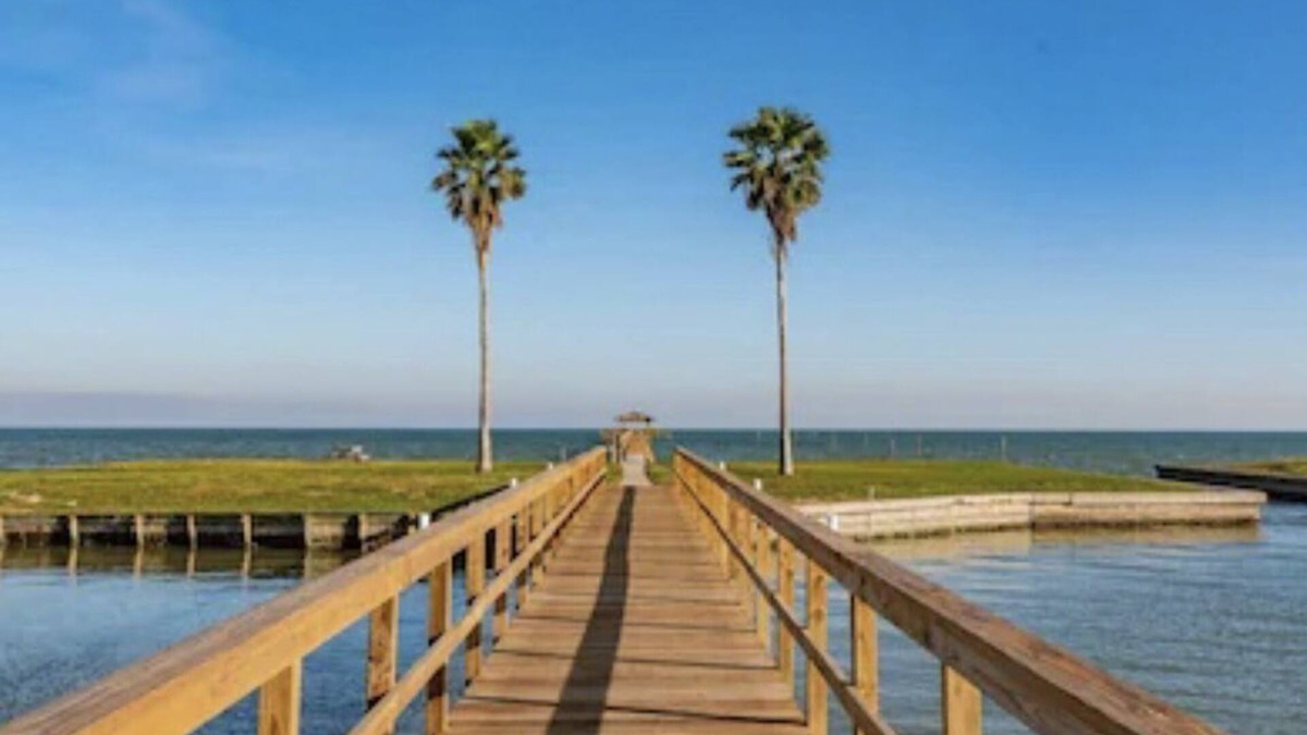 Sailhouse Condo | Katz Kozy Condo Poolside & Steps Away From Pier Townhouse Style 2BR/2BA