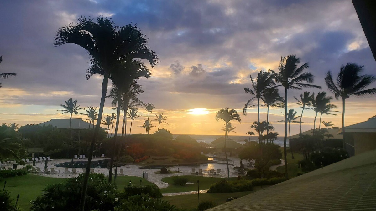 Hanamaulu Condo | KAUA'I BEACH RESORT-BEACHFRONT, OCEAN VIEW, POOLSIDE VIEW FROM YOUR LANAI