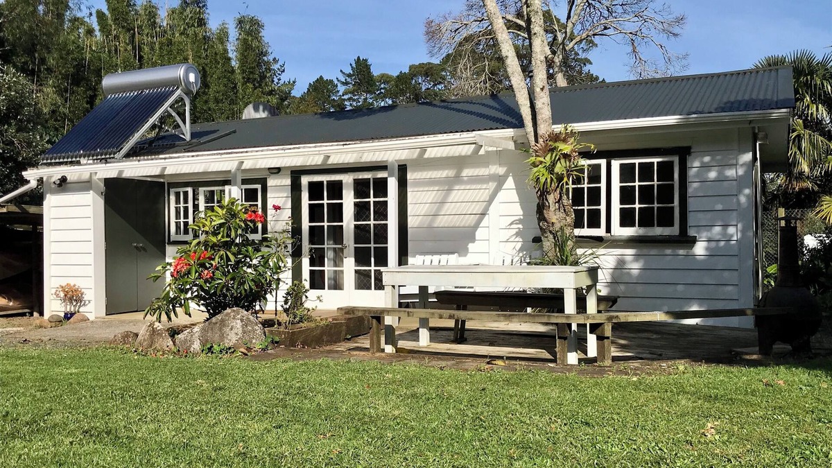 Kerikeri Cottage | Kauri post cottage, close to everything!