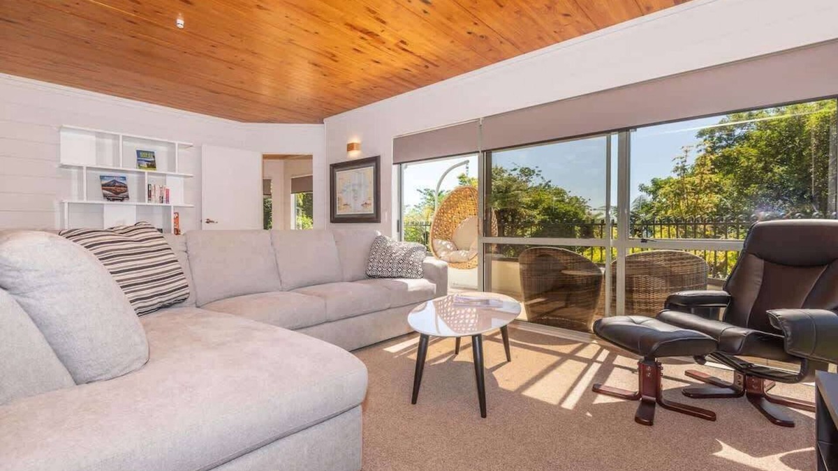 Kawaha Point House | Kawaha Pt Gem | Great Location with Lake Views