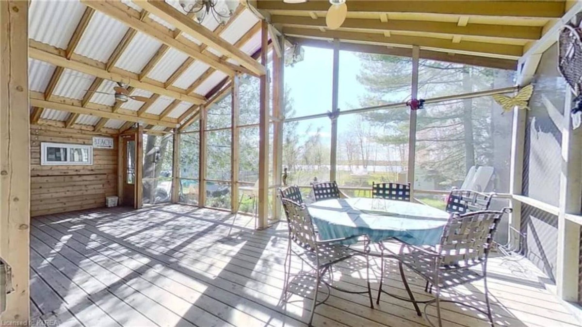 Carden Cottage | Kawartha Cottage on The Lake - With HotTub!