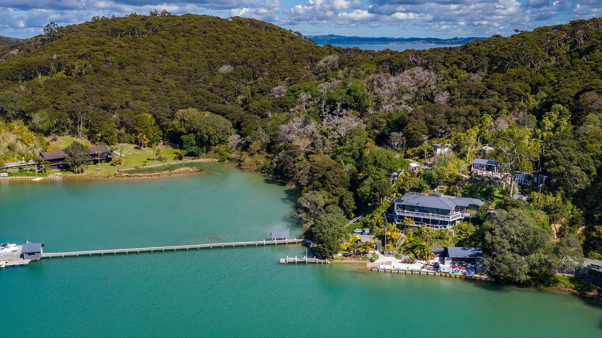 Kawau Island Resort | Kawau Lodge - Kotuku Master Suite plus 5 bedrooms