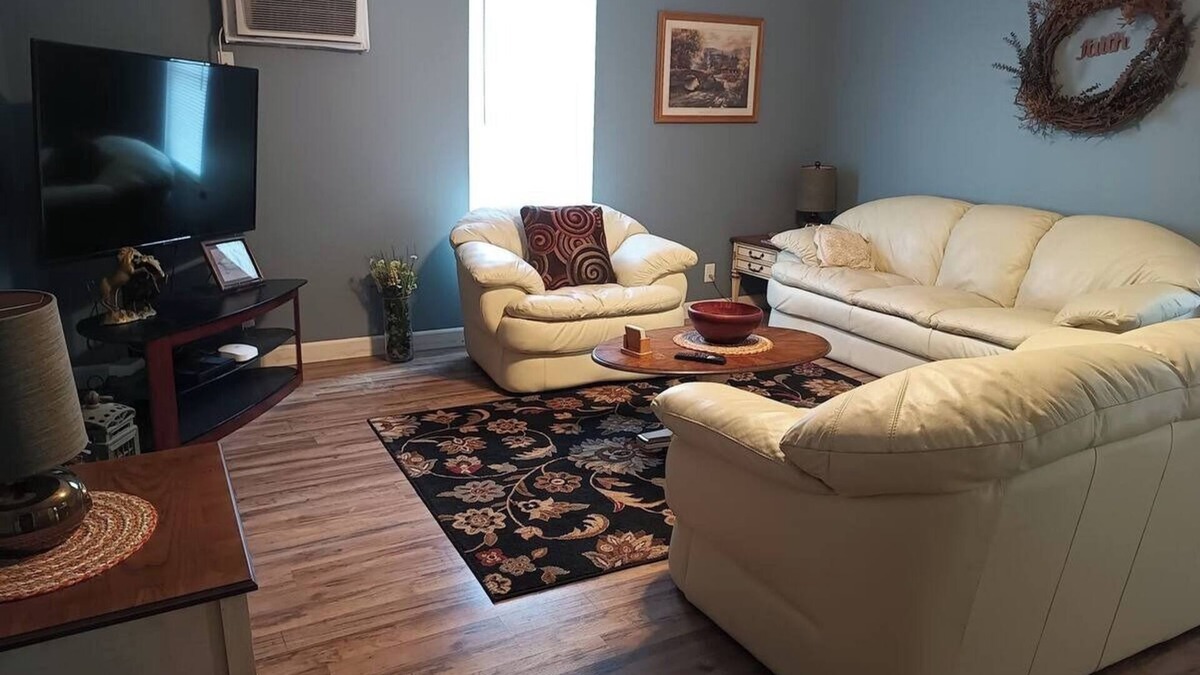 Clendenin Apartment | Kayak & Trail Lovers 2
