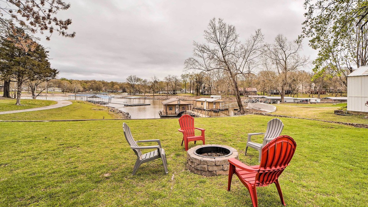 Grove House | Kayaks & Boat Dock: Waterfront Home in Grove