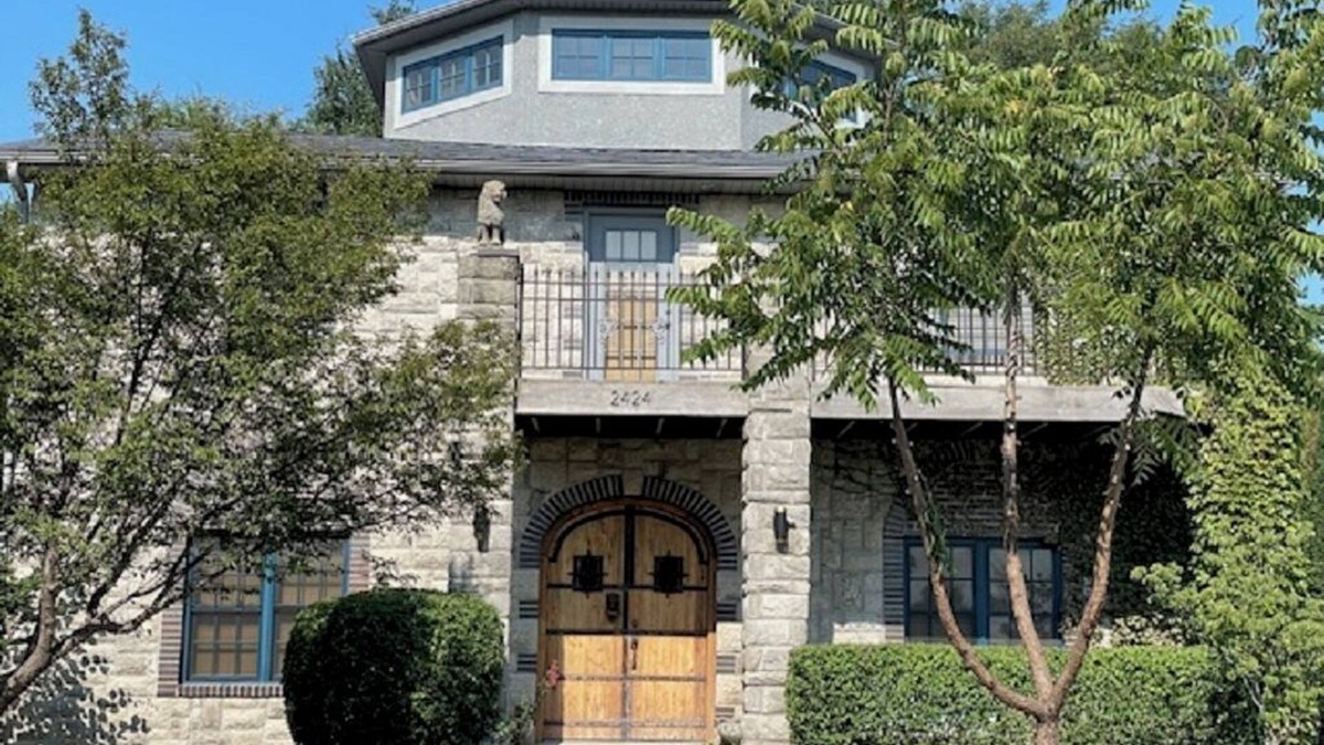 Kansas City House | KC Castle DOWNTOWN, 75" TV, 5 STAR, Best FAM home, BEST LOCATION, 20% off 7nts