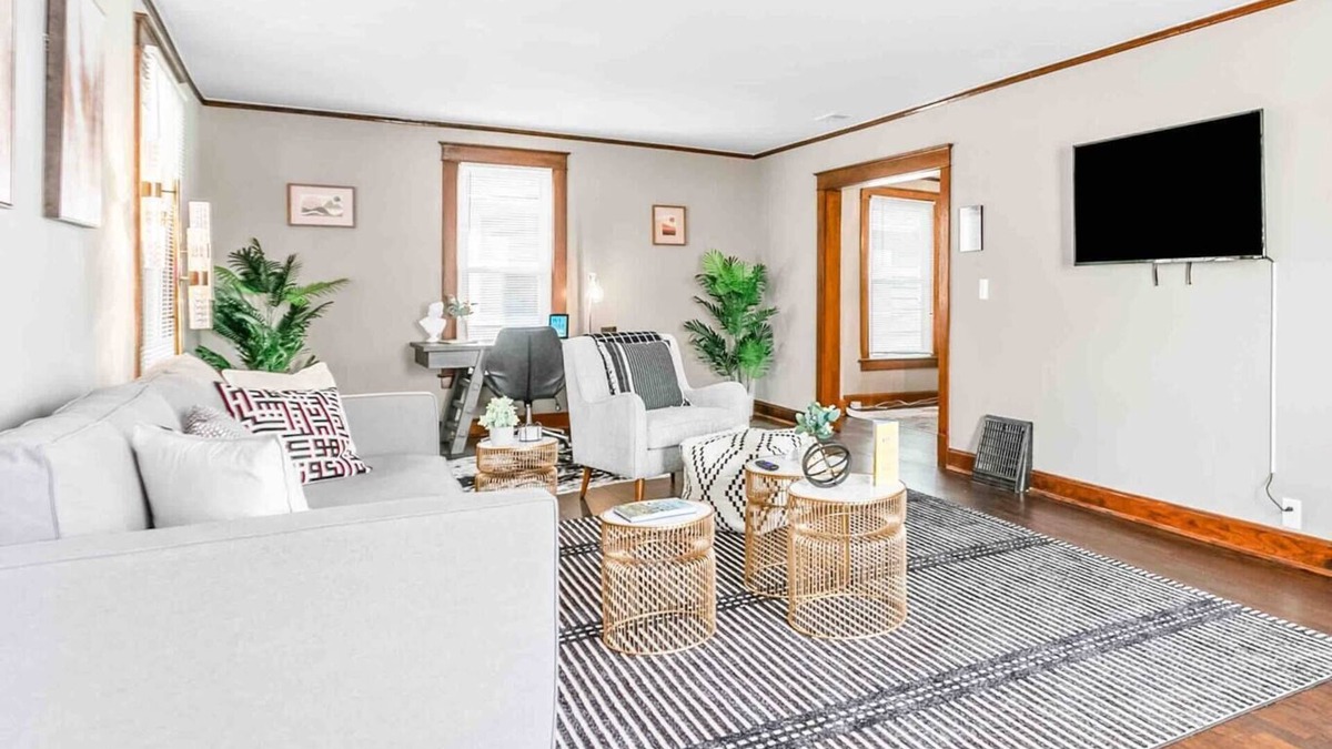 Kansas City House | KC Historic Gem Updated King beds - walk to free streetcar (24 Oct)