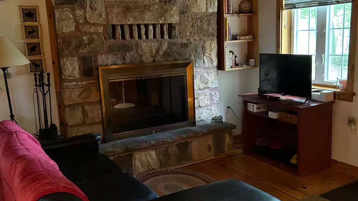 Fishertown Cottage | KD CottagesnCharming stone cottage on Dunnings Creek in Bedford County
