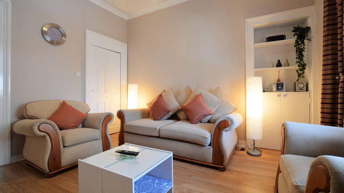 Gourock Apartment | Keek Oot at 73, upper apartment on Main St, value for money. Pet friendly.