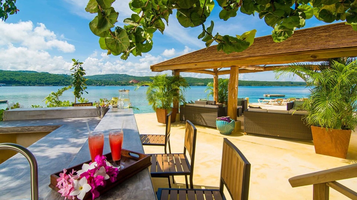 Discovery Bay Villa | Keela Wee on the Beach - 6 bedroom private beach front villa in Discovery Bay