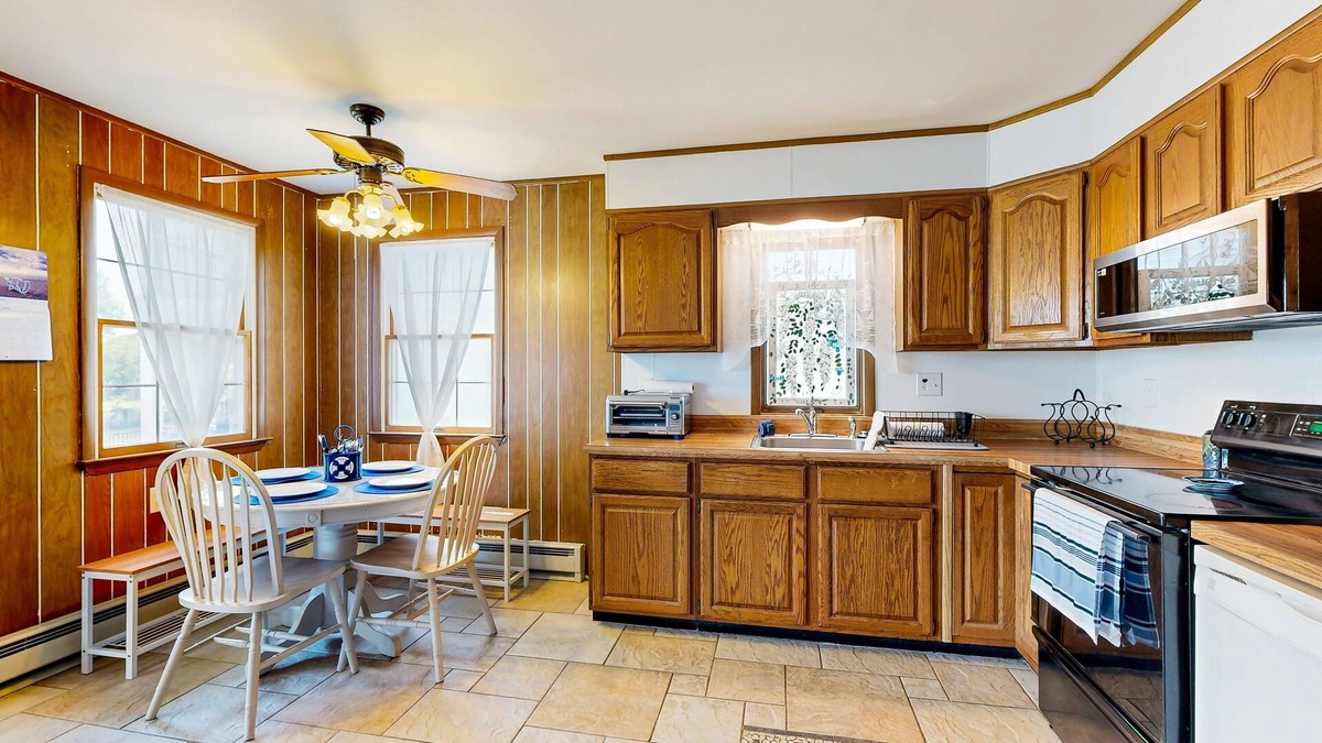 Keen-Wik On the Bay House | Keenwick on the Bay waterfront home with AC, W/D, Free WIFI & dock