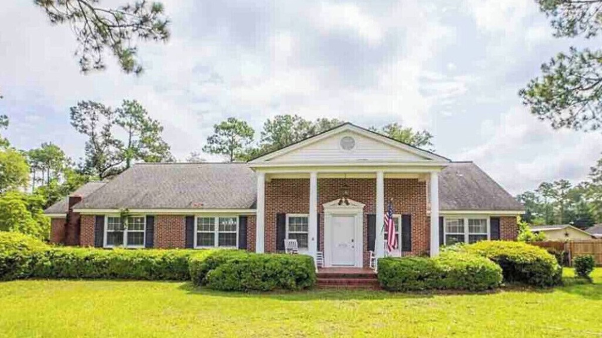 Bainbridge House | Keep it simple at this peaceful and centrally-located place.