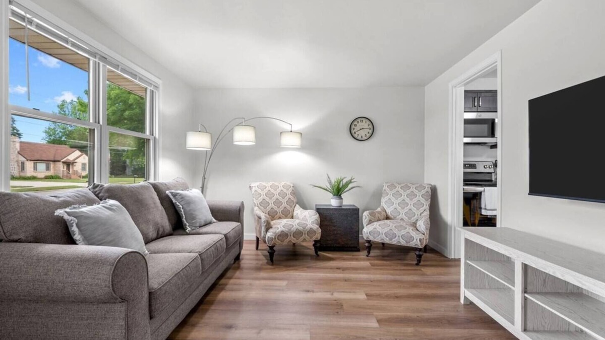 De Pere House | Keep it simple at this peaceful and ceCentrally Located in the heart of E Depere