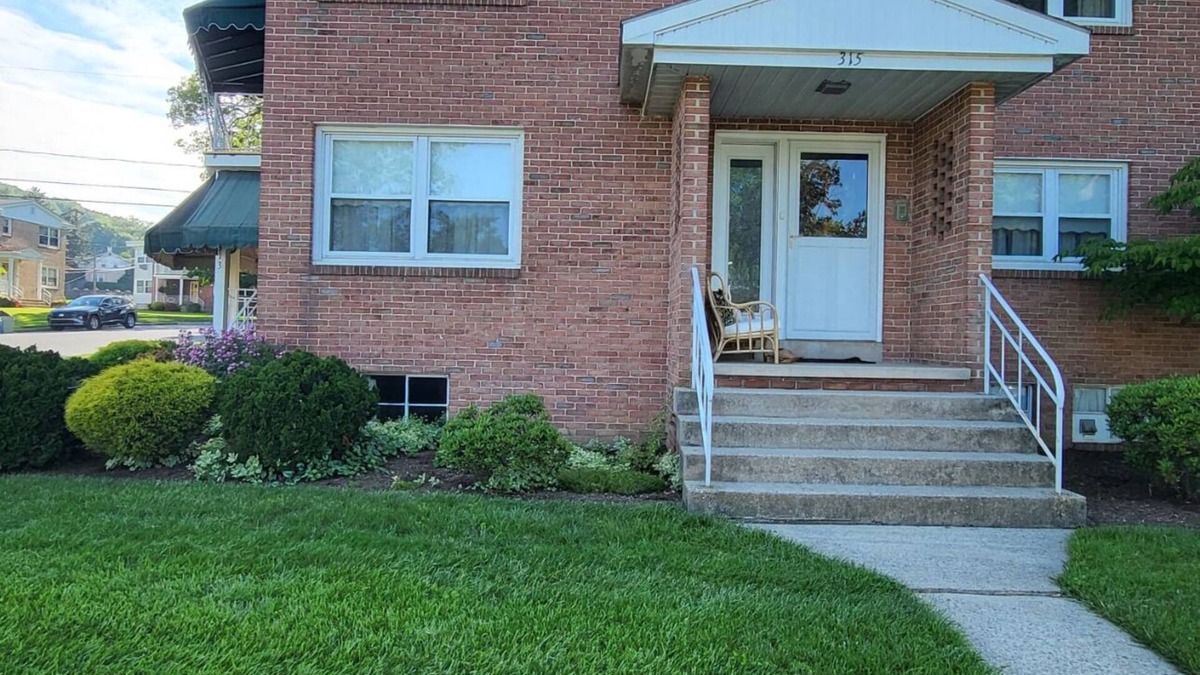 Shillington Apartment | Keep it simple at this peaceful and centrally-located place.